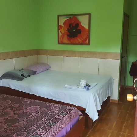 Hotel Economica Coxen Hole Bagian luar foto
