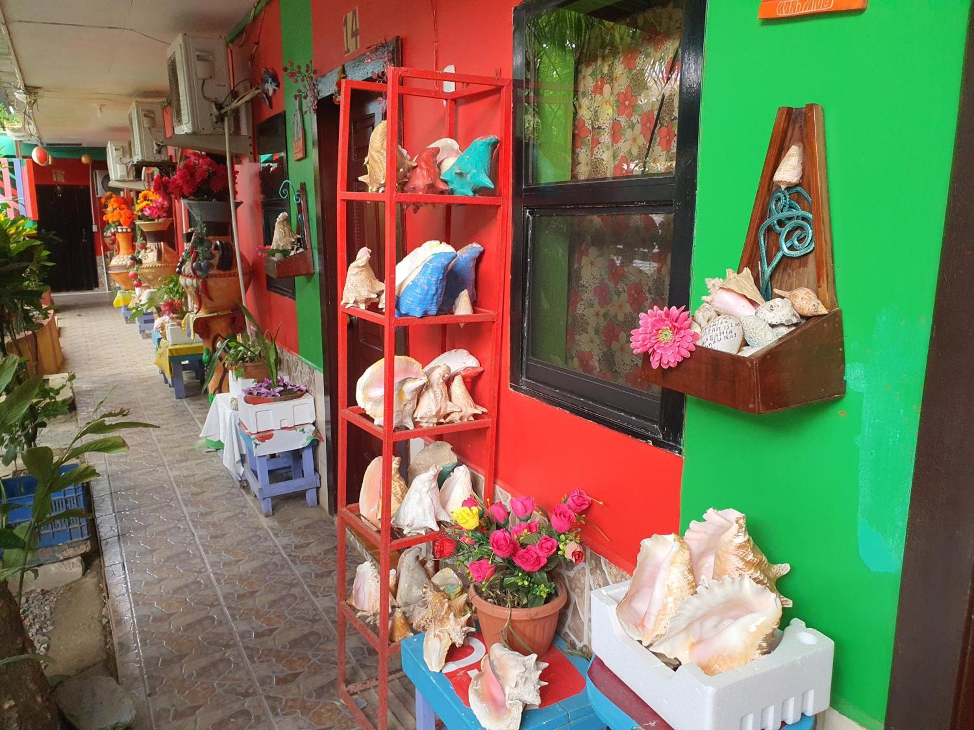 Hotel Economica Coxen Hole Bagian luar foto