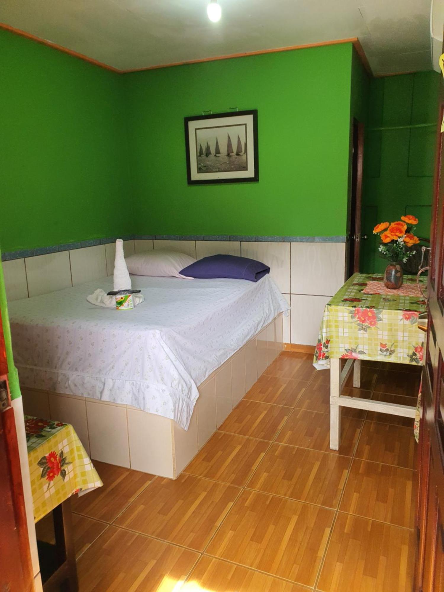 Hotel Economica Coxen Hole Bagian luar foto