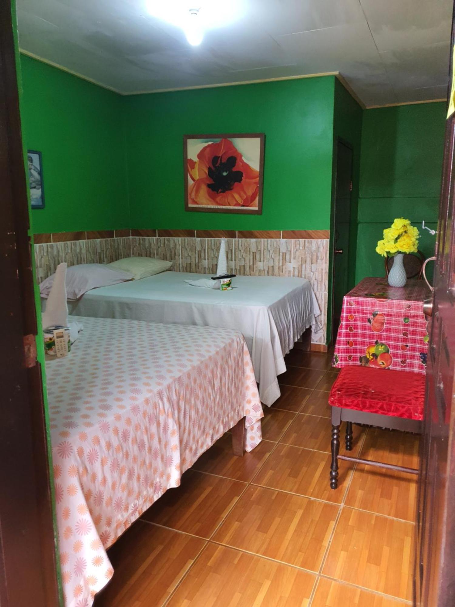 Hotel Economica Coxen Hole Bagian luar foto