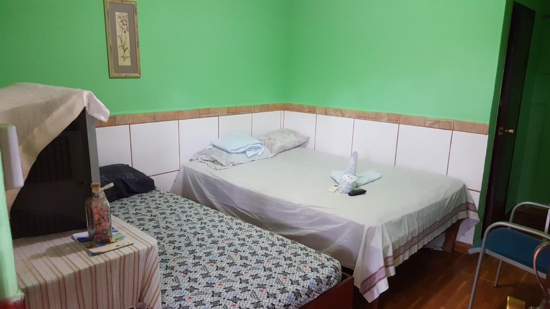 Hotel Economica Coxen Hole Bagian luar foto