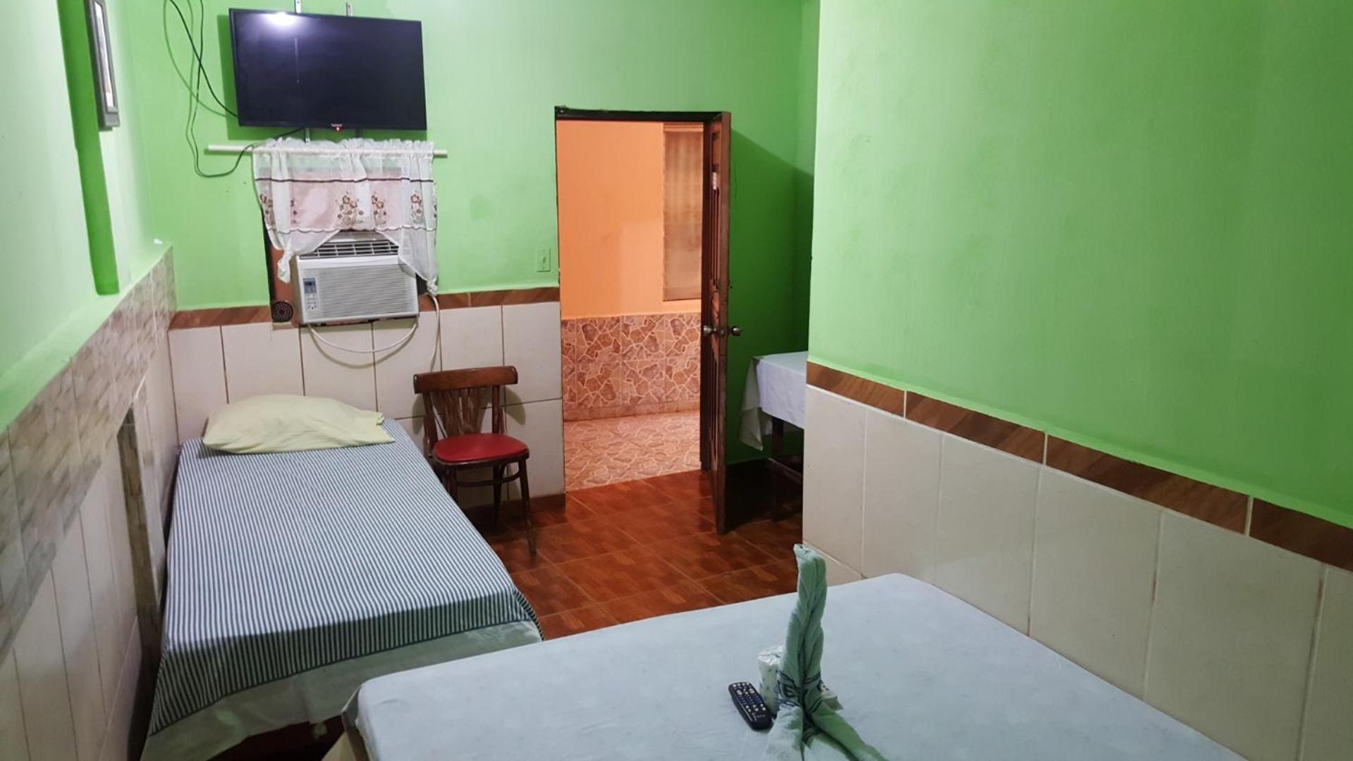Hotel Economica Coxen Hole Bagian luar foto