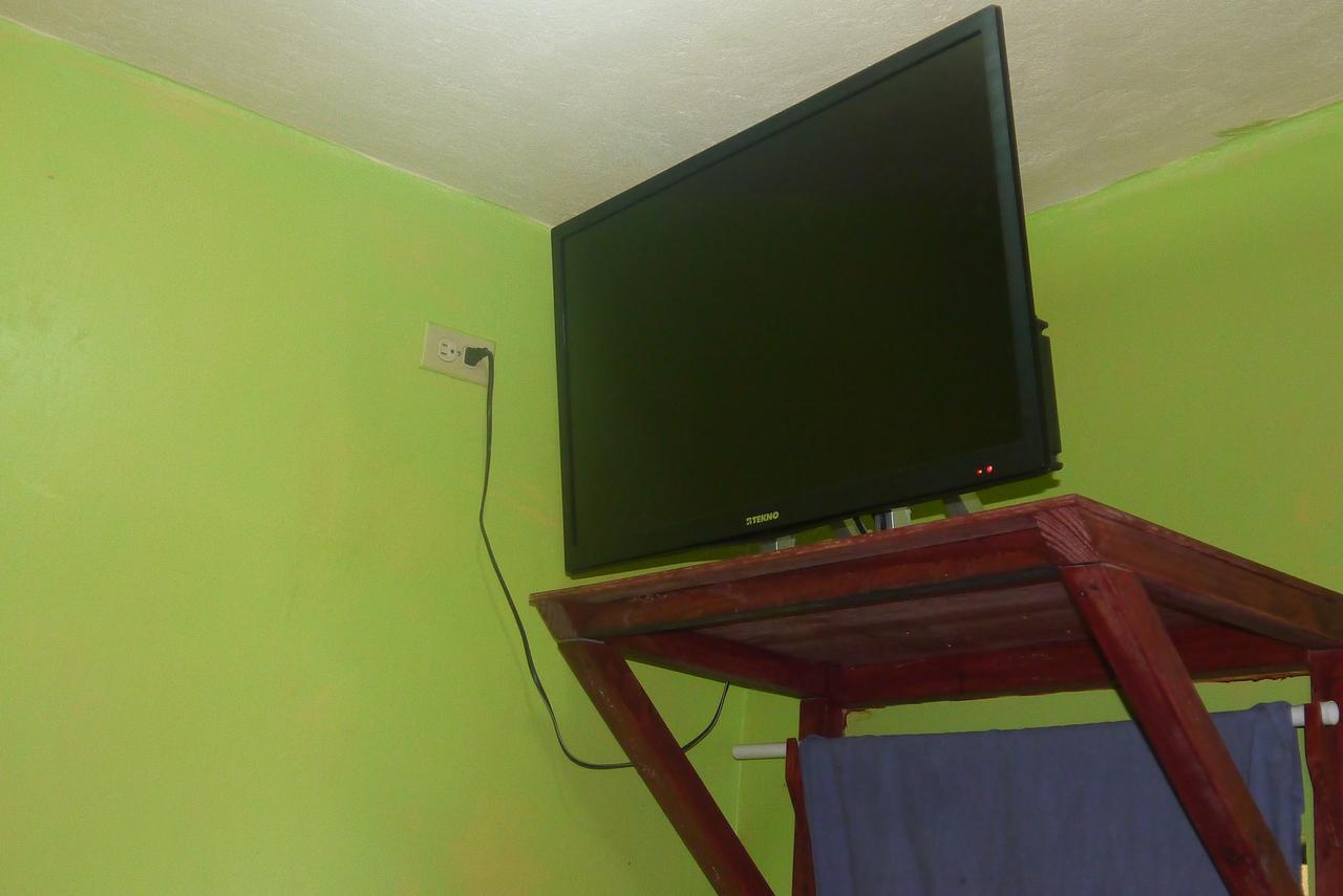 Hotel Economica Coxen Hole Bagian luar foto