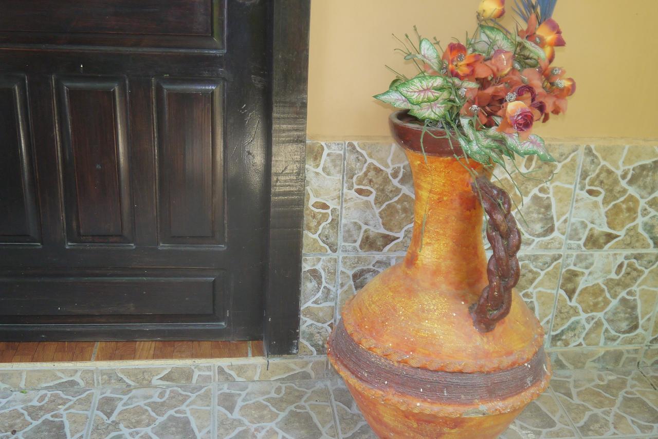 Hotel Economica Coxen Hole Bagian luar foto