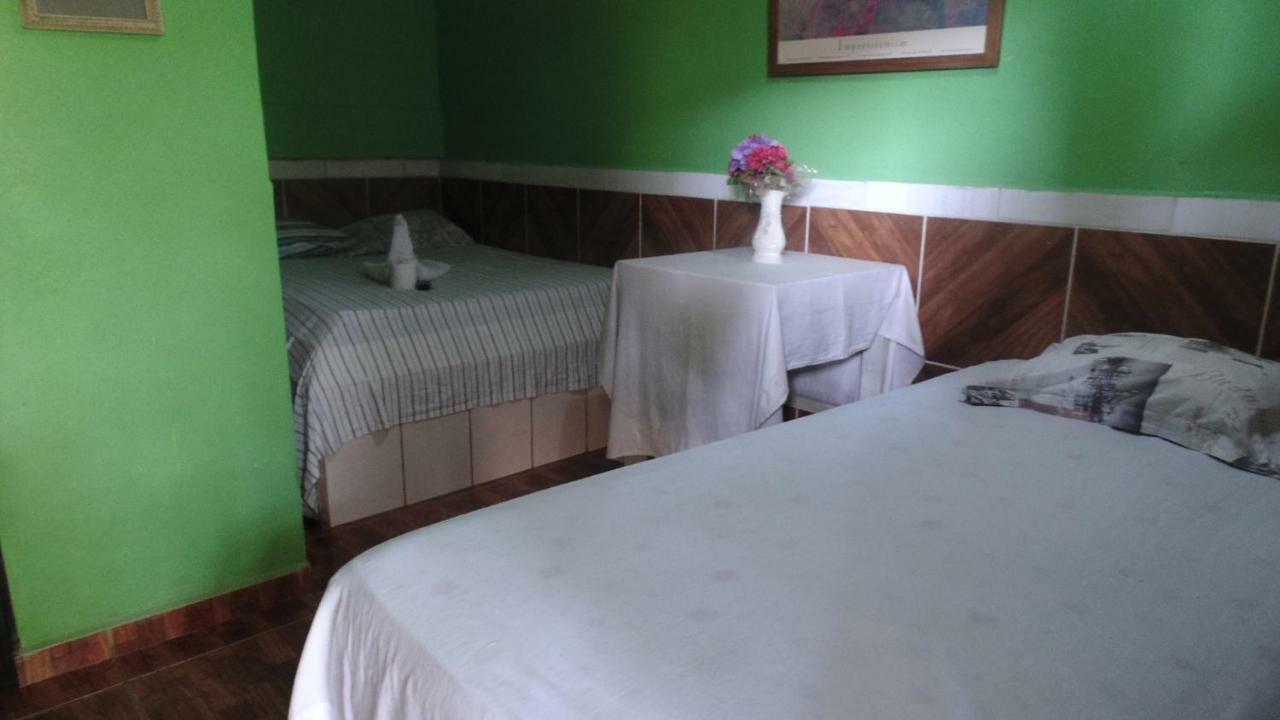 Hotel Economica Coxen Hole Bagian luar foto