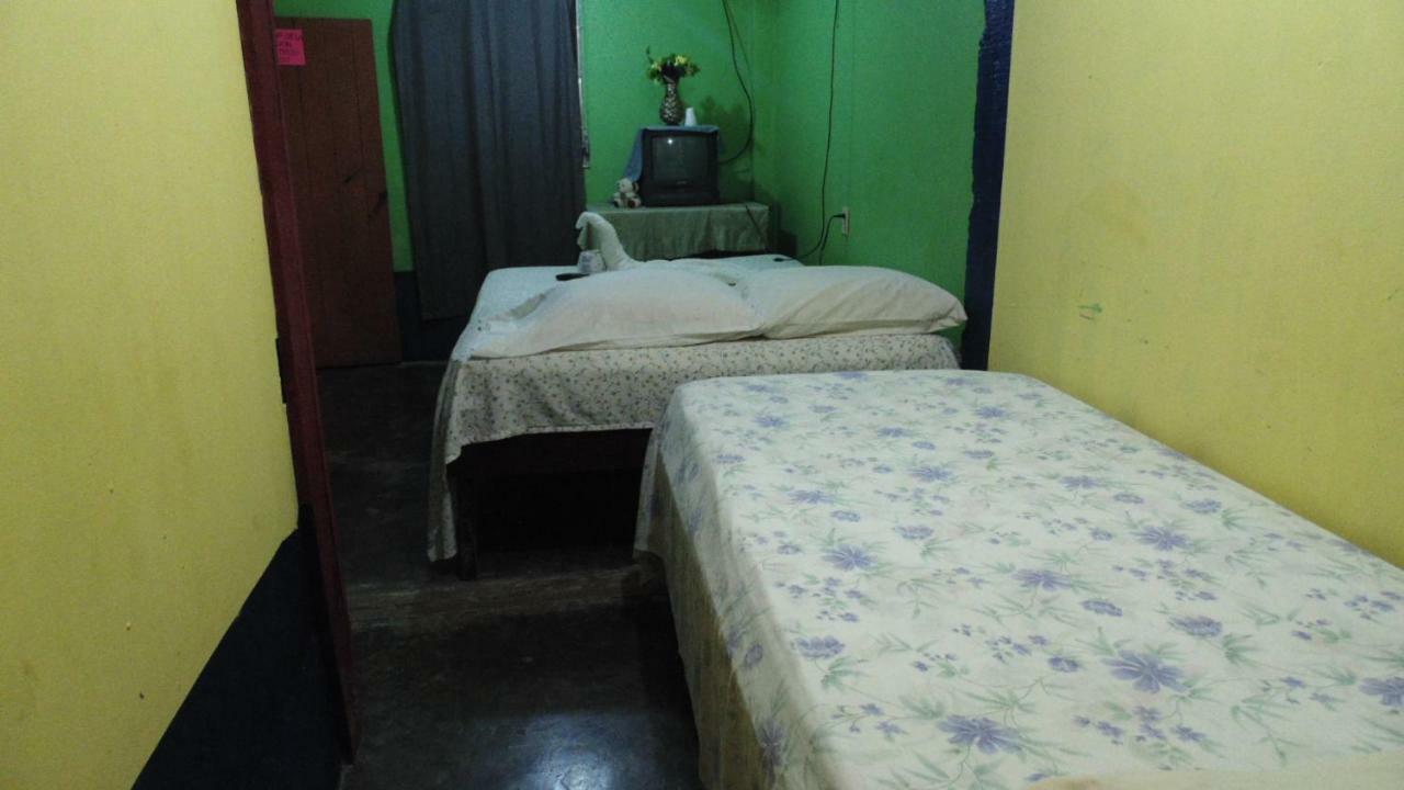 Hotel Economica Coxen Hole Bagian luar foto