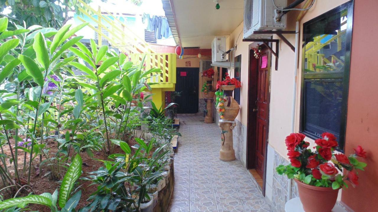 Hotel Economica Coxen Hole Bagian luar foto