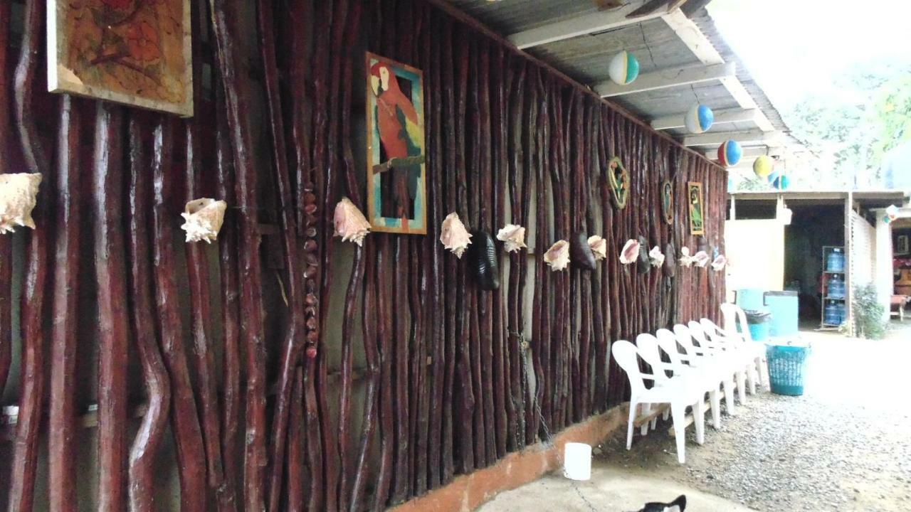 Hotel Economica Coxen Hole Bagian luar foto