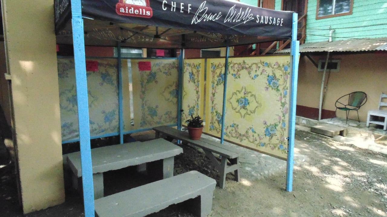 Hotel Economica Coxen Hole Bagian luar foto